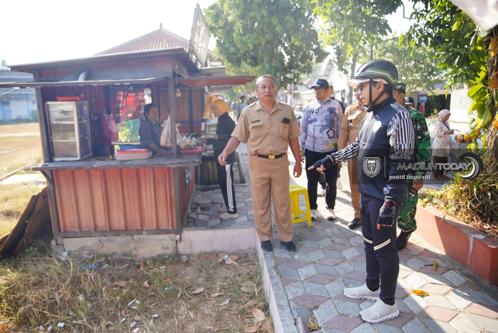 Foto 2 dari 9: Gowes Cek Lokasi KKMP Josenan, Plt Wali Kota Juga Tinjau Pasar Tradisional