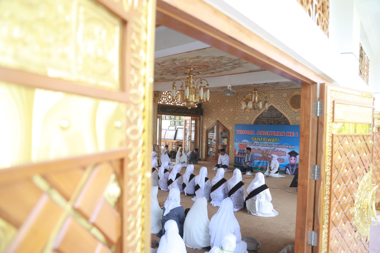 Foto 3 dari 10: Hadiri Wisuda Santri Lansia Omah Qur'an Darul Muqomah, Wali Kota : Tidak Ada Kata Terlambat Untuk Belajar