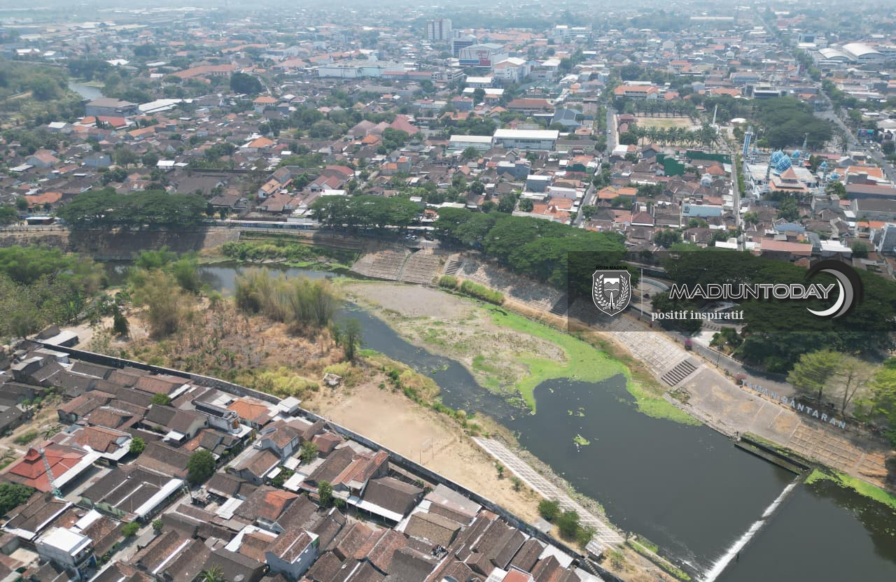 Banyak yang Bermain di Kali Bantaran Karena Air Surut Saat Kemarau Panjang, Hati-hati Lebih Baik Dihindari