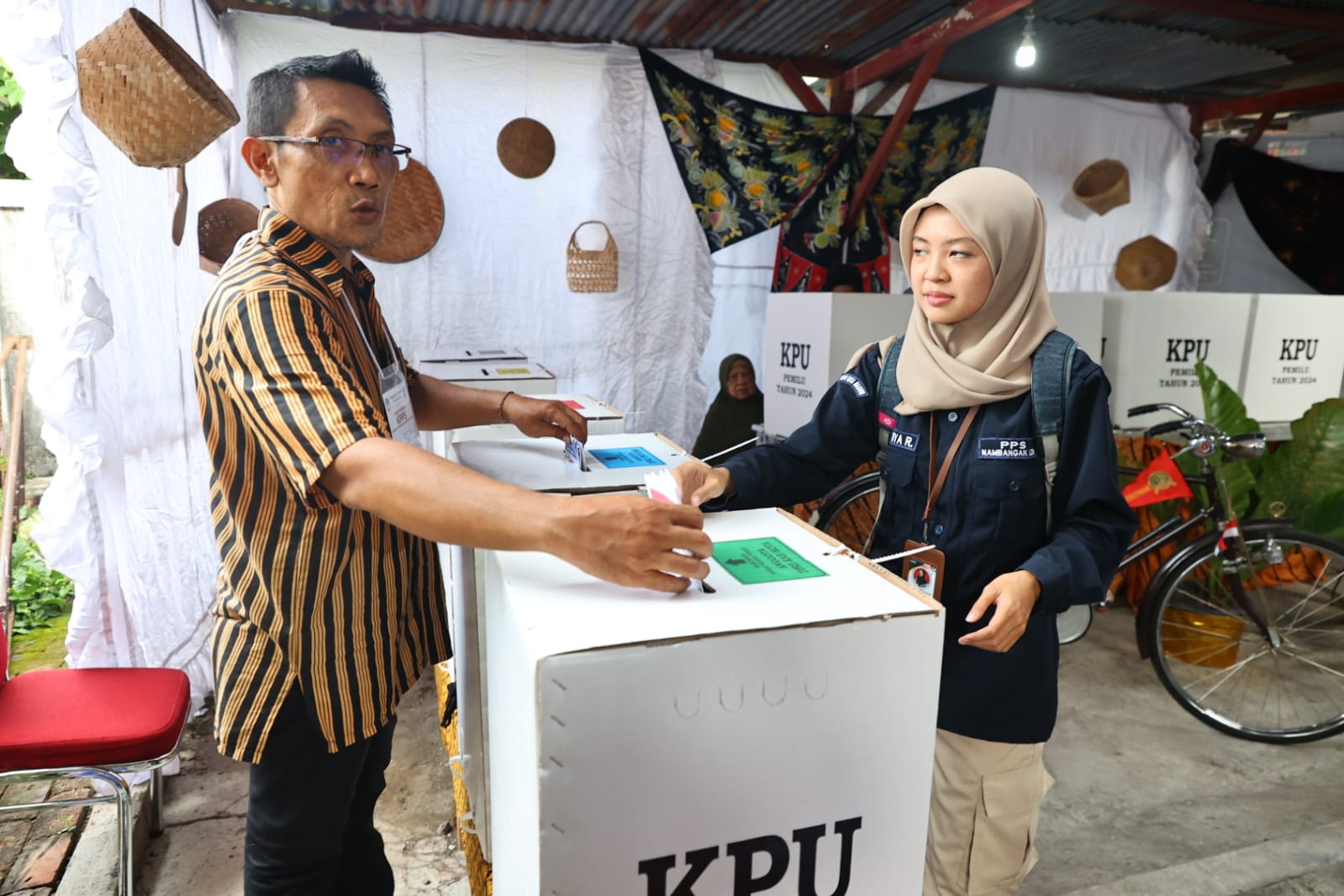 Foto 6 dari 6: Uniknya TPS Bernuansa Tempo Dulu, Serasa Bernostalgia di Masa Lalu