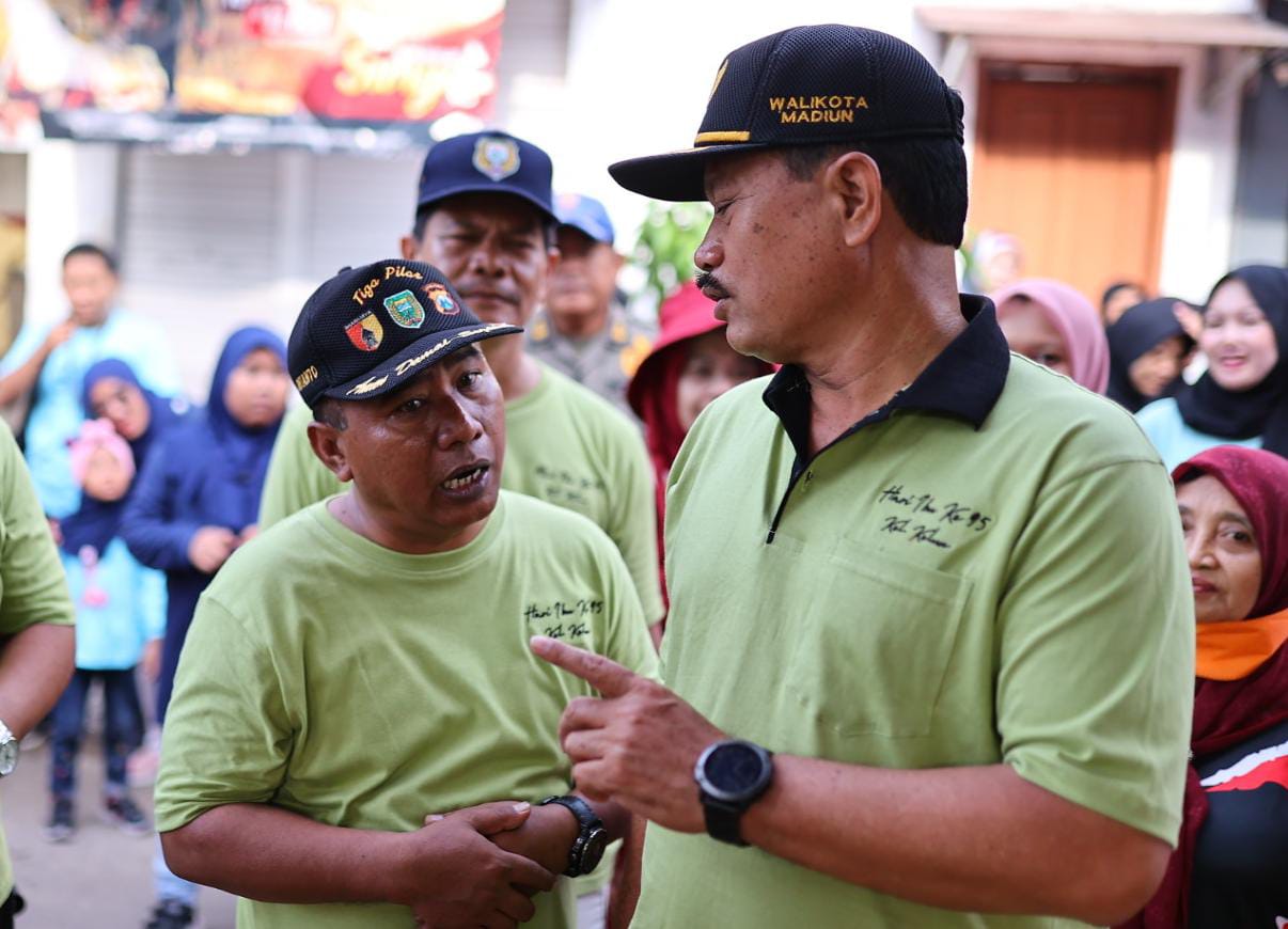 Foto 3 dari 9: Peringati Hari Ibu, Warga Kelurahan Kelun Gelar Jalan Santai Bersama Wali Kota
