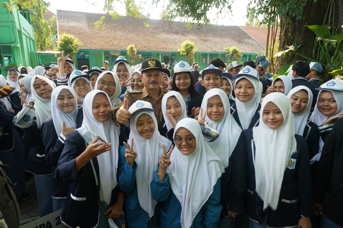 Foto 8 dari 9: Jadi Pembina Upacara di SMAN 5, Wali Kota Beri Motivasi Peserta Didik Untuk Sukses ke Depannya