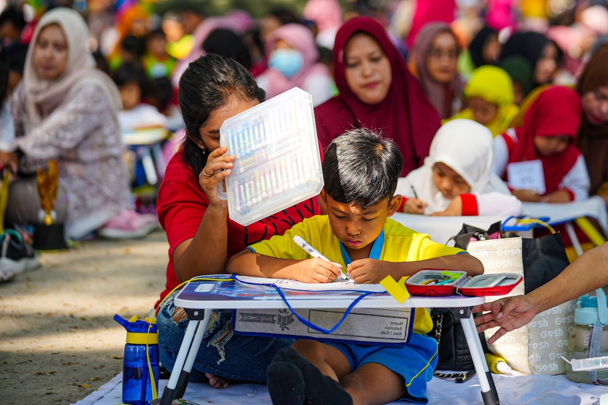 Foto 1 dari 9: Asiknya Selesaikan Lomba Bareng Bunda
