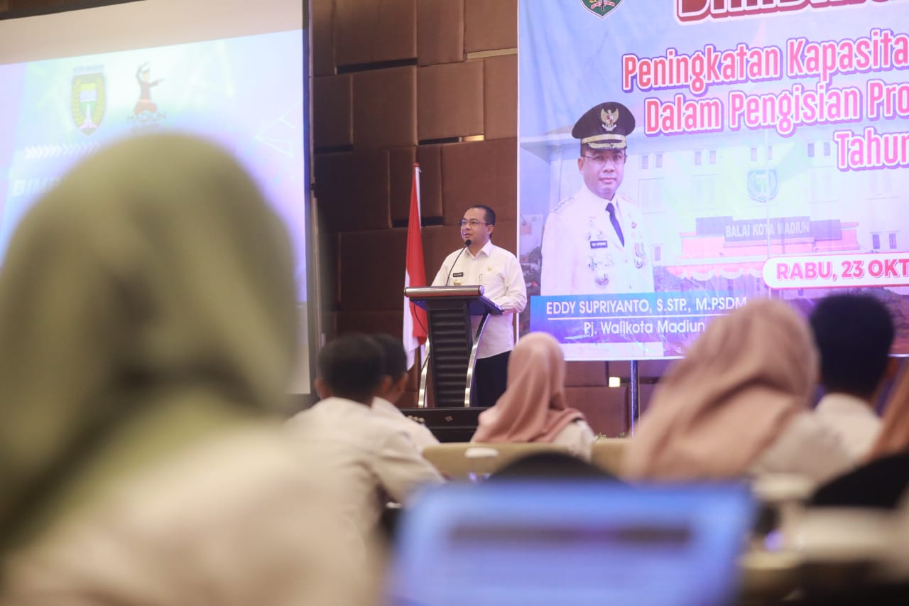 Foto 2 dari 11: Tingkatkan Kapasitas Perangkat Kelurahan dalam Pengisian Prodeskel dan Epdeskel, Pemkot Gelar Bimtek