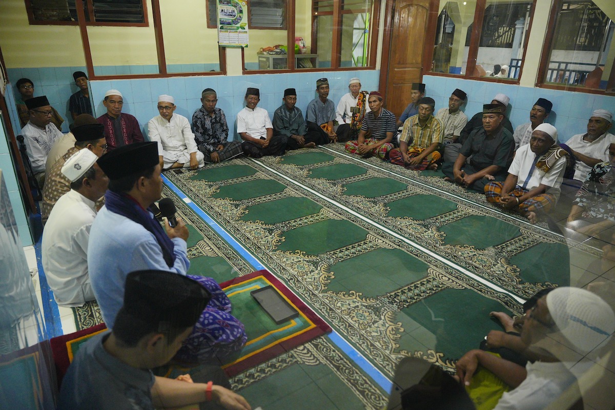 Foto 5 dari 8: Salat Isya di Masjid Reksogati, Wali Kota Salurkan Bantuan Tempat Ibadah Rp 20 Juta