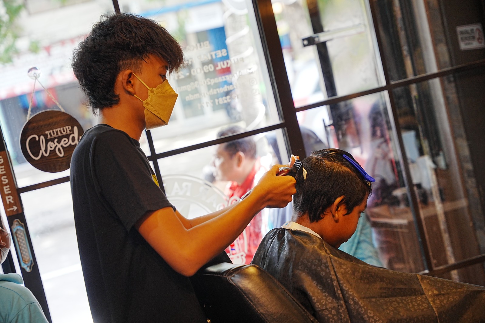 Foto 10 dari 10: Program Potong Rambut Gratis Sukses Sedot Perhatian Warga, Wali Kota Harap Peningkatan Ekonomi Bagi Pelaku Usaha