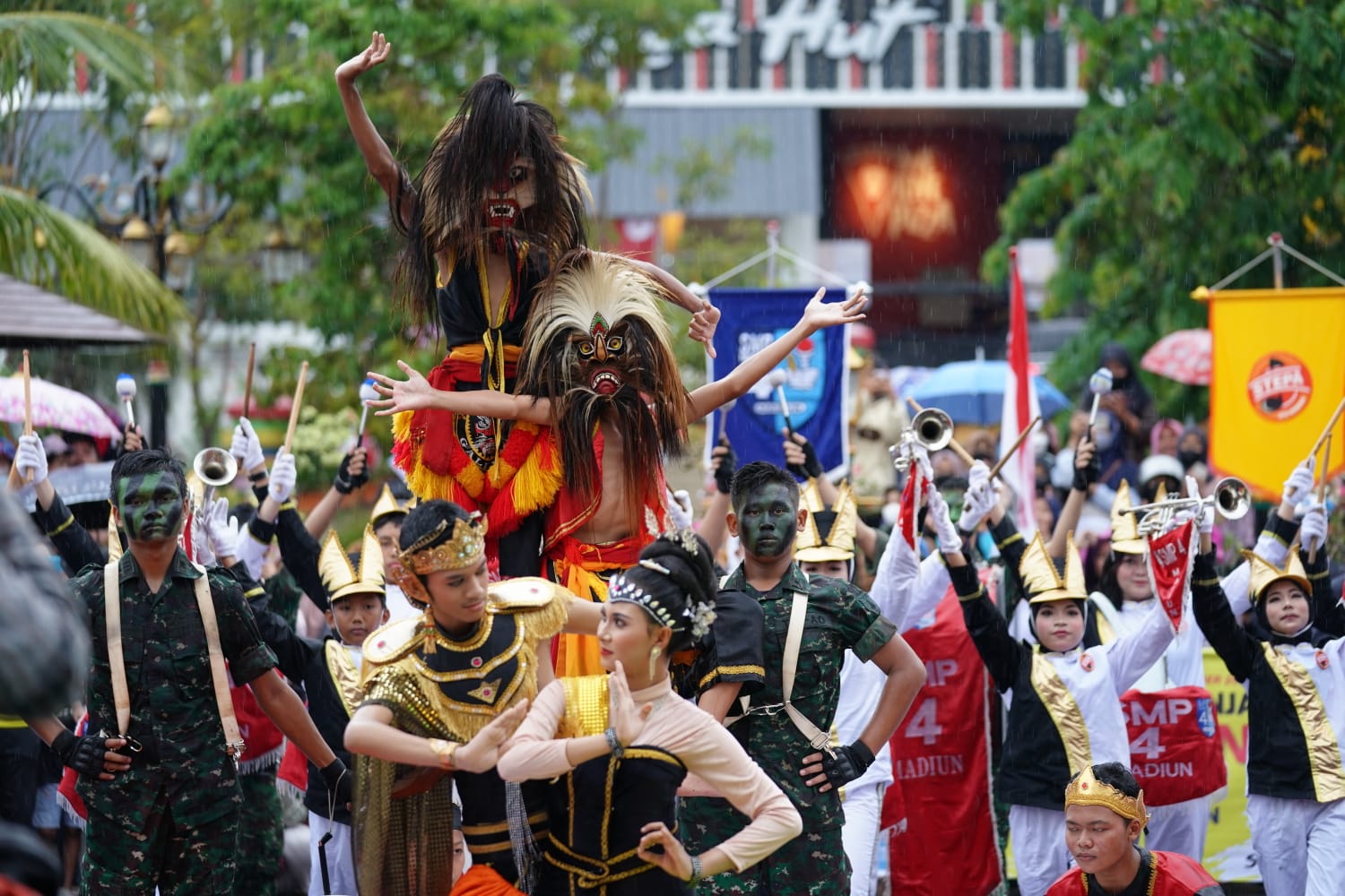 Foto 1 dari 10: Parade Senja Kembali Tersaji, Kali Ini Tim SMPN 4 dan MAN 2 Kota Madiun yang Unjuk Gigi