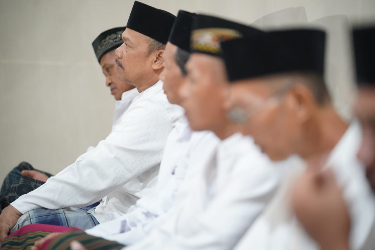 Foto 8 dari 10: Salat Isya di Masjid Al Mubarok, Wali Kota Bagikan Bibit Tanaman untuk Kemandirian Pangan
