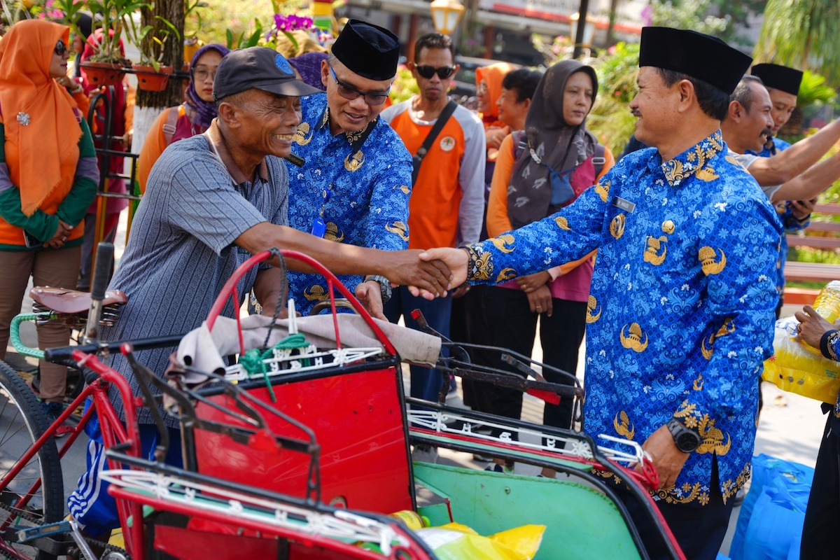 Foto 4 dari 8: Amalkan Sila ke Lima, Wali Kota Bagi-Bagi Sembako ke Tukang Becak Hingga Projasih
