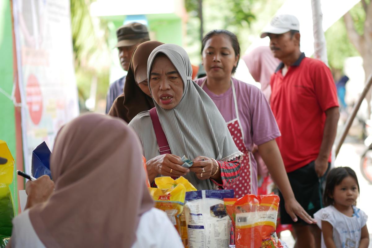 Foto 13 dari 19: Stabilisasi Harga Dan Stok Bahan Pangan, Pemprov Jatim - Pemkot Madiun Hadirkan Gerakan Pangan Murah
