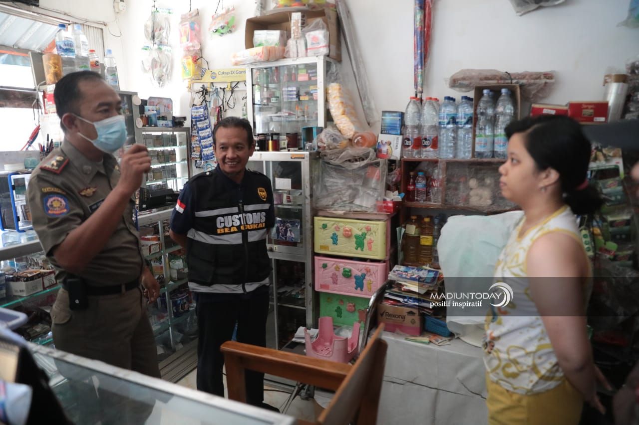 Foto 5 dari 13: Berantas Peredaran Rokok Ilegal, Satpol PP-Bea Cukai dan Tim Gabungan Gelar Razia