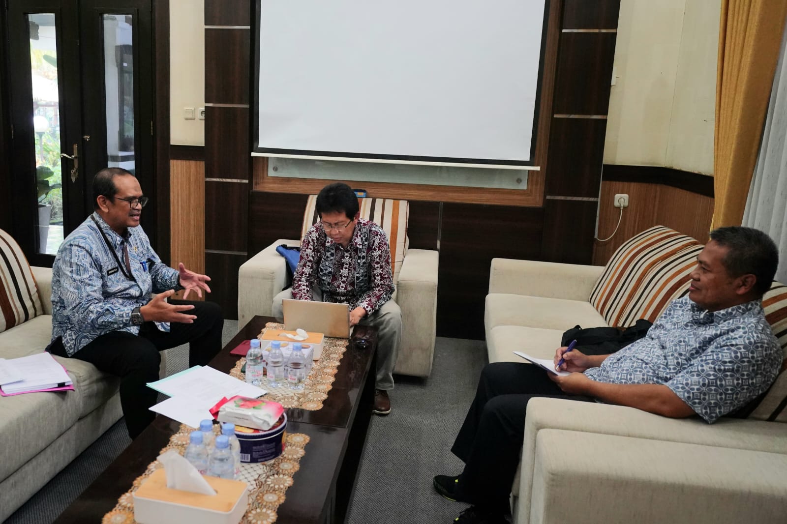 Foto 11 dari 12: Lengkapi Data Proposal Tugas Akhir Program Doktor Wali Kota, Tim UT Kembali Datang Gelar Assessment Kedua