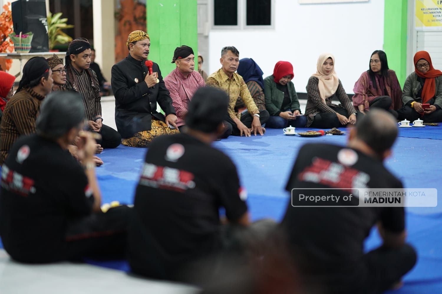 Foto 8 dari 8: Ada Tilik Kampung, Ziarah Leluhur, hingga Wungon, Wali Kota Apresiasi Giat Bersih Desa Kelurahan Nambangan Lor