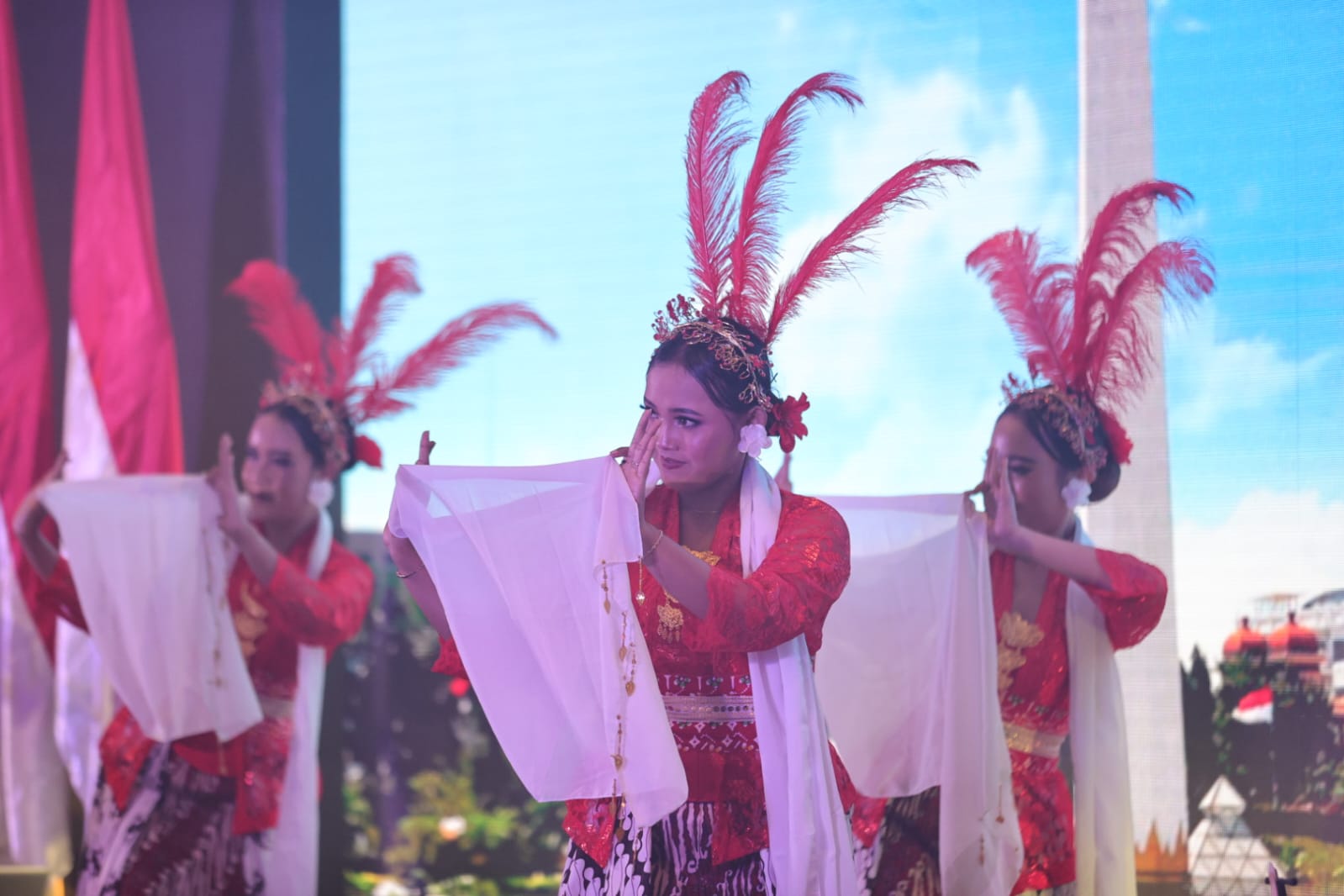 Foto 9 dari 9: Bersama Wagub Emil Dardak, Wali Kota Madiun Hadiri Gala Dinner RUPS Bank Jatim