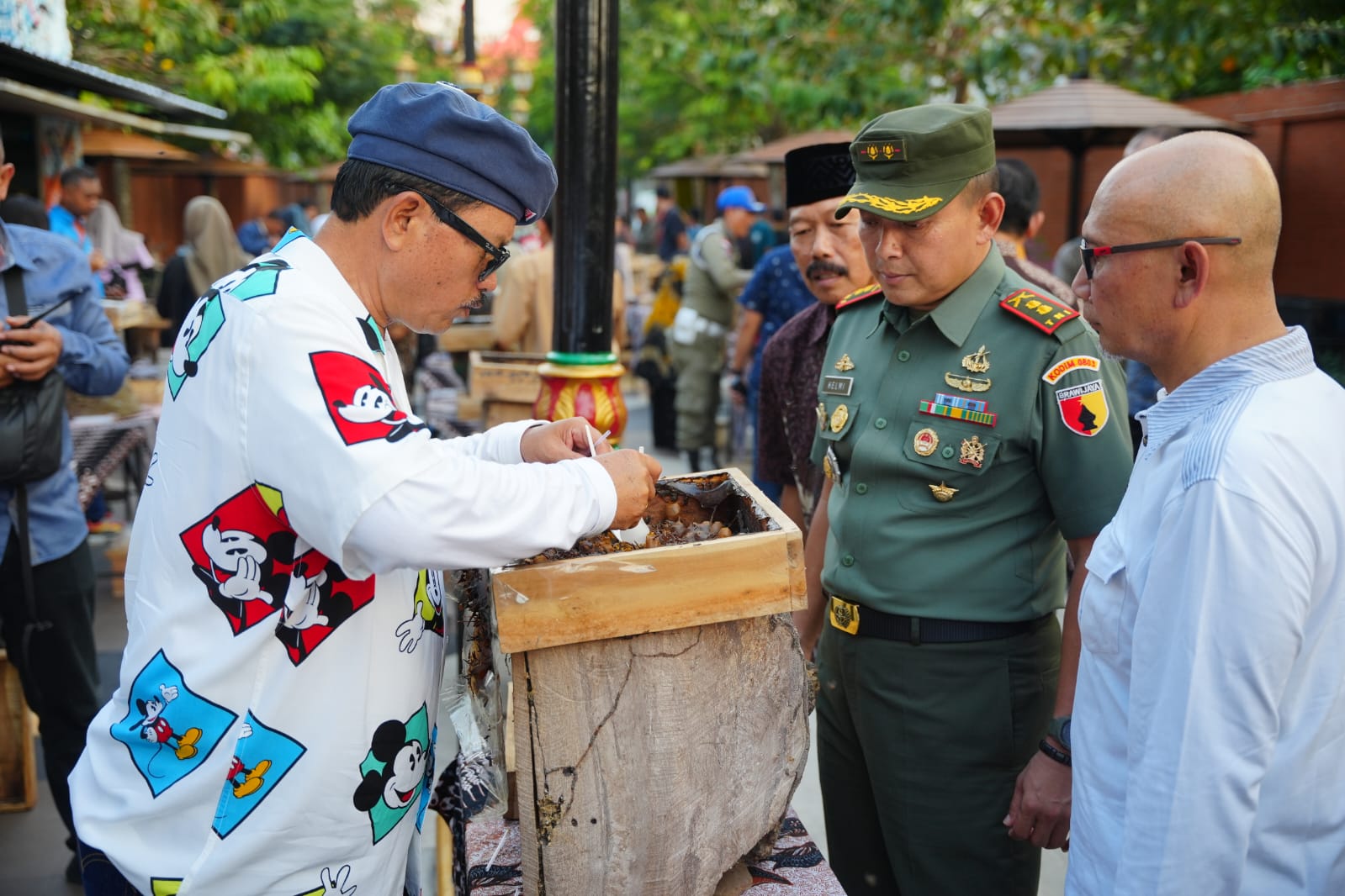 Foto 5 dari 5: Panen Madu, Wali Kota Ajak Masyarakat Rasakan Sensasi Sedot Langsung Dari Sarangnya