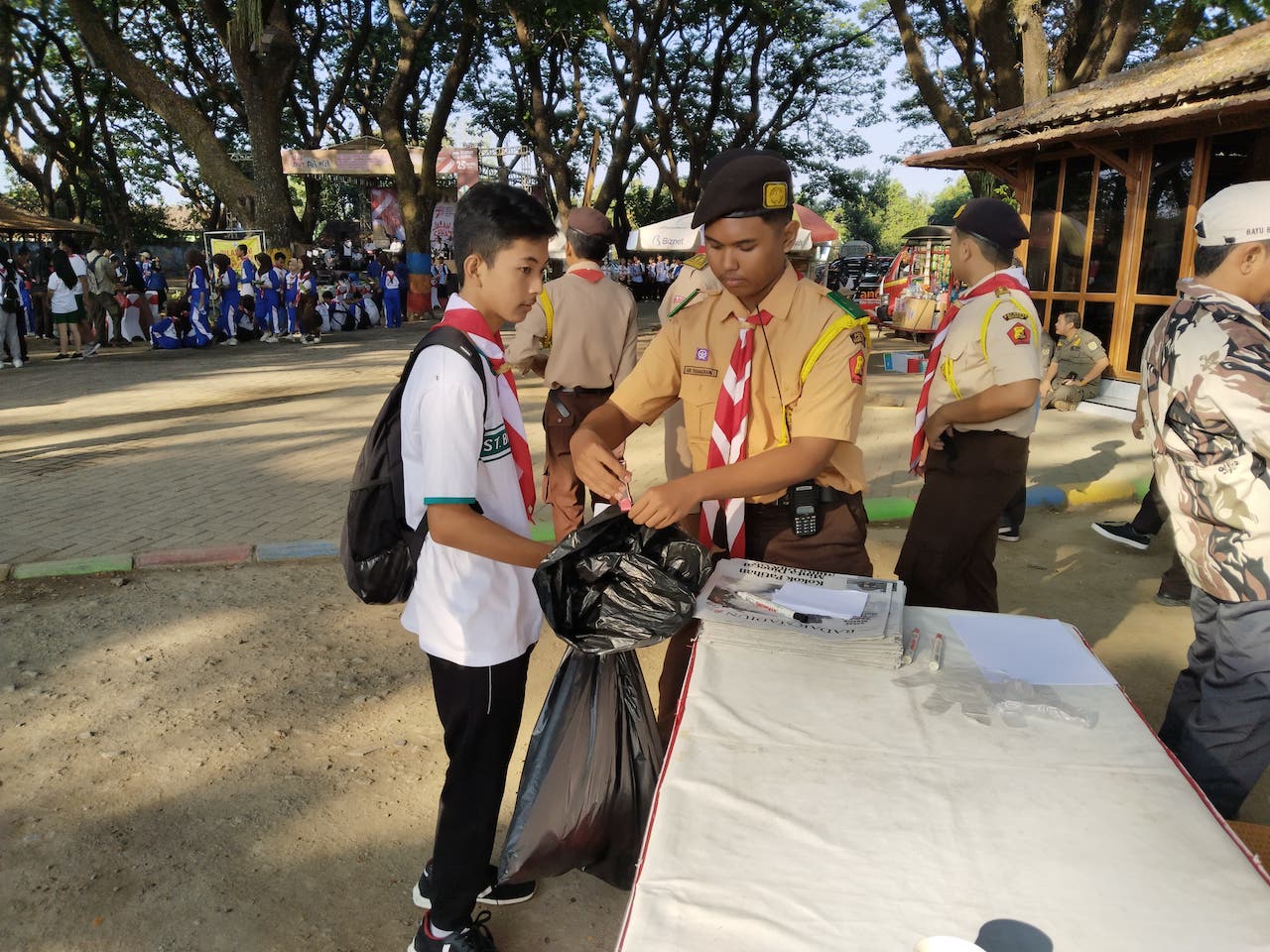 Gelar Jalan Sehat, Satpol PP Ajak Siswa Jaga Kebersihan Lingkungan