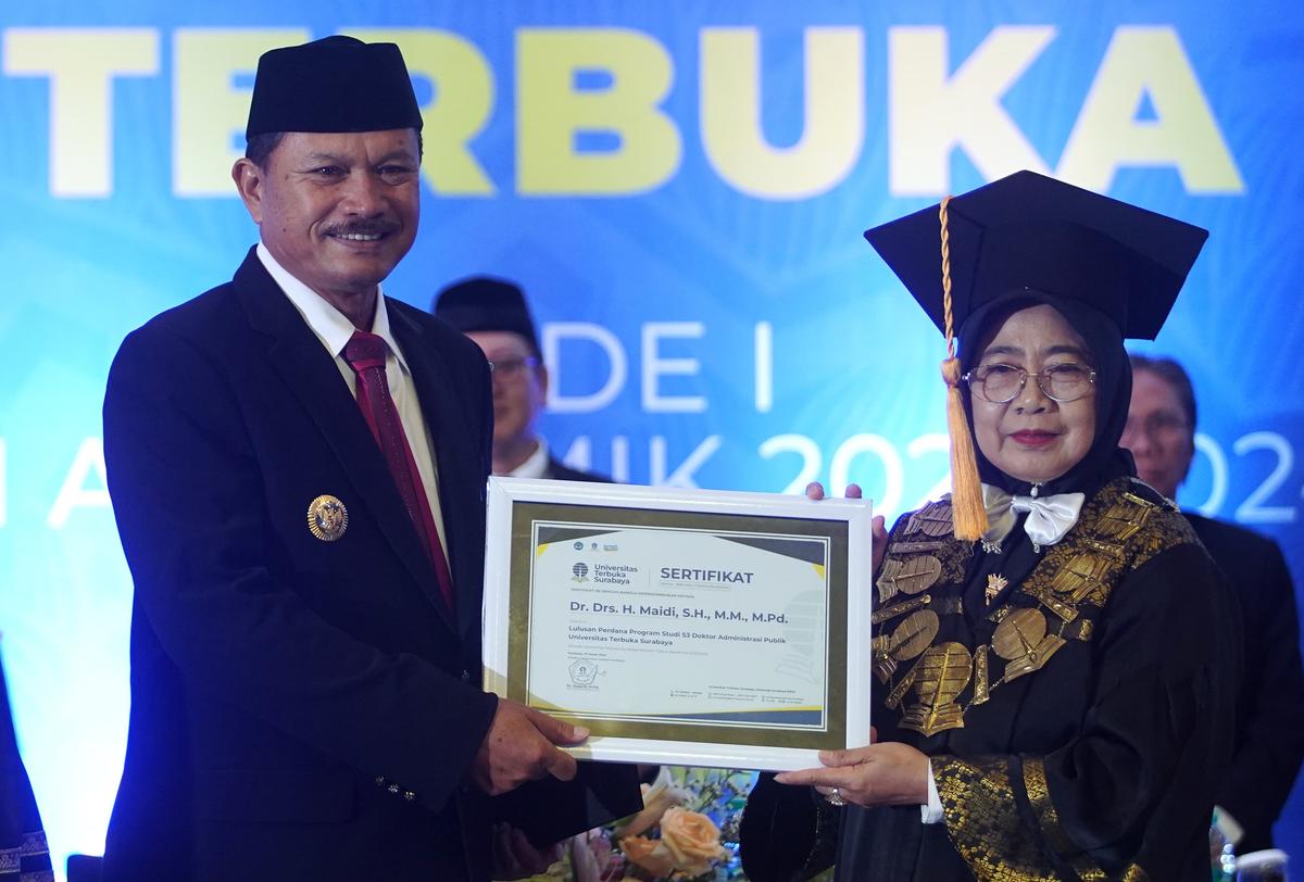 Jadi Lulusan Perdana Program Studi S3 Doktor Administrasi Publik, Wali Kota Dapat Penghargaan dari UT Surabaya
