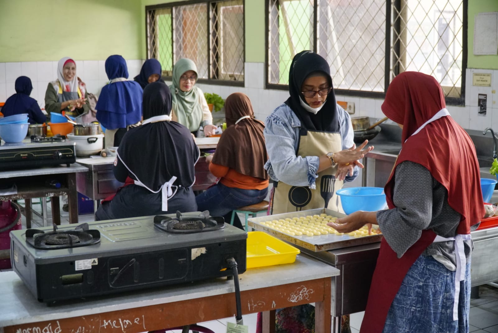 Foto 6 dari 11: Tambah Skill Driver Ojol Perempuan, Dinsos PPPA Gelar Pelatihan Memasak