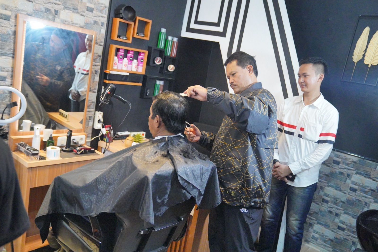 Foto 5 dari 10: Hadiri Pembukaan Barbershop, Wali Kota Pelaku Usaha Ramaikan Ekonomi Kota