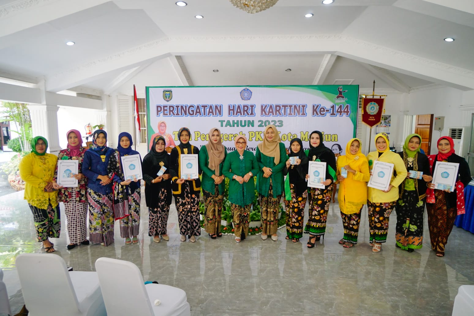 Foto 5 dari 13: Serunya Giat PKK Rayakan Hari Kartini Dengan Lomba Merias Wajah