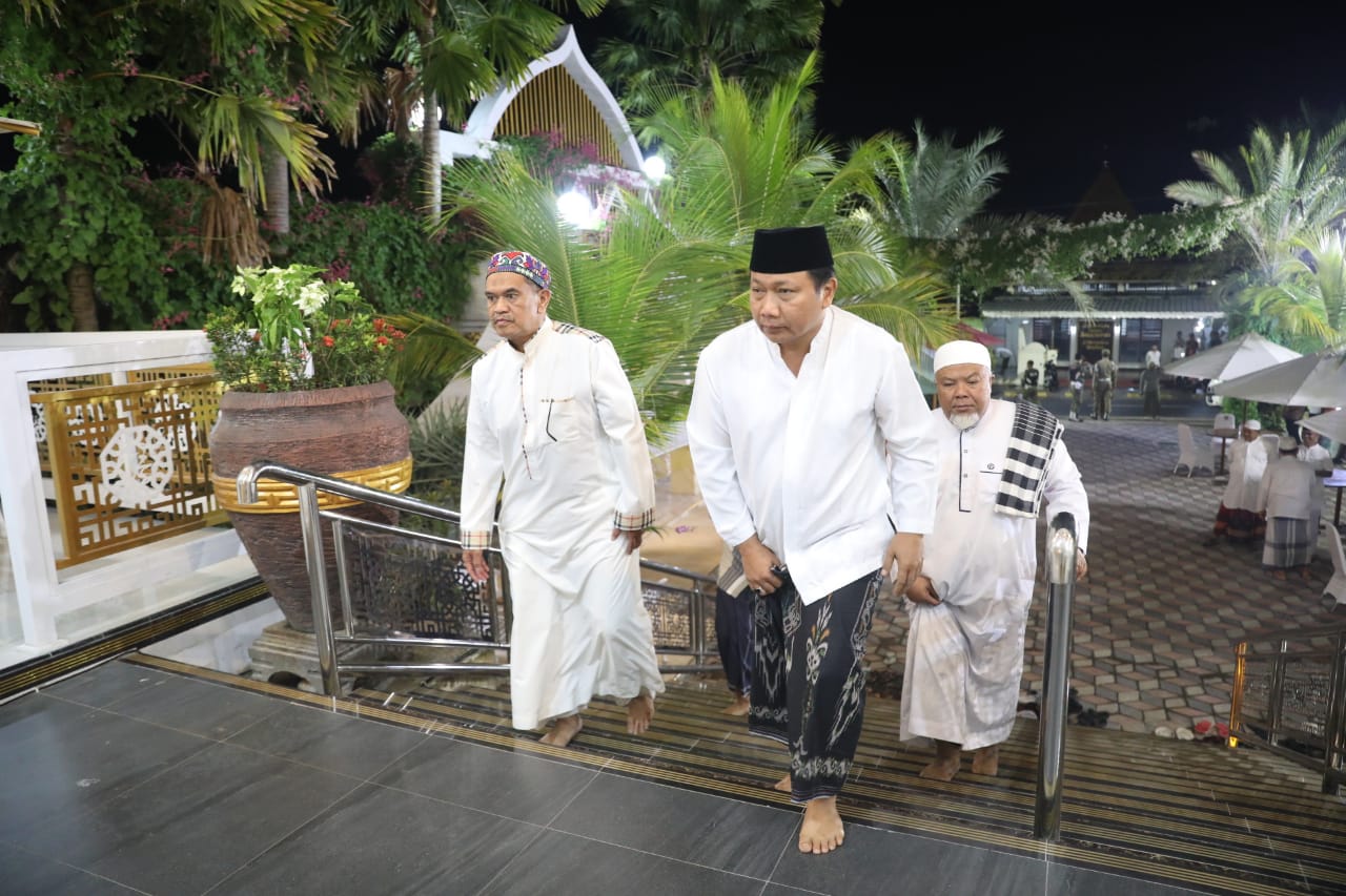 Foto 7 dari 8: Kapolda Subuhan Di Masjid Pondok Abi Bahrun Madinatul Jannah, Wali Kota Sapa Lewat Video Call