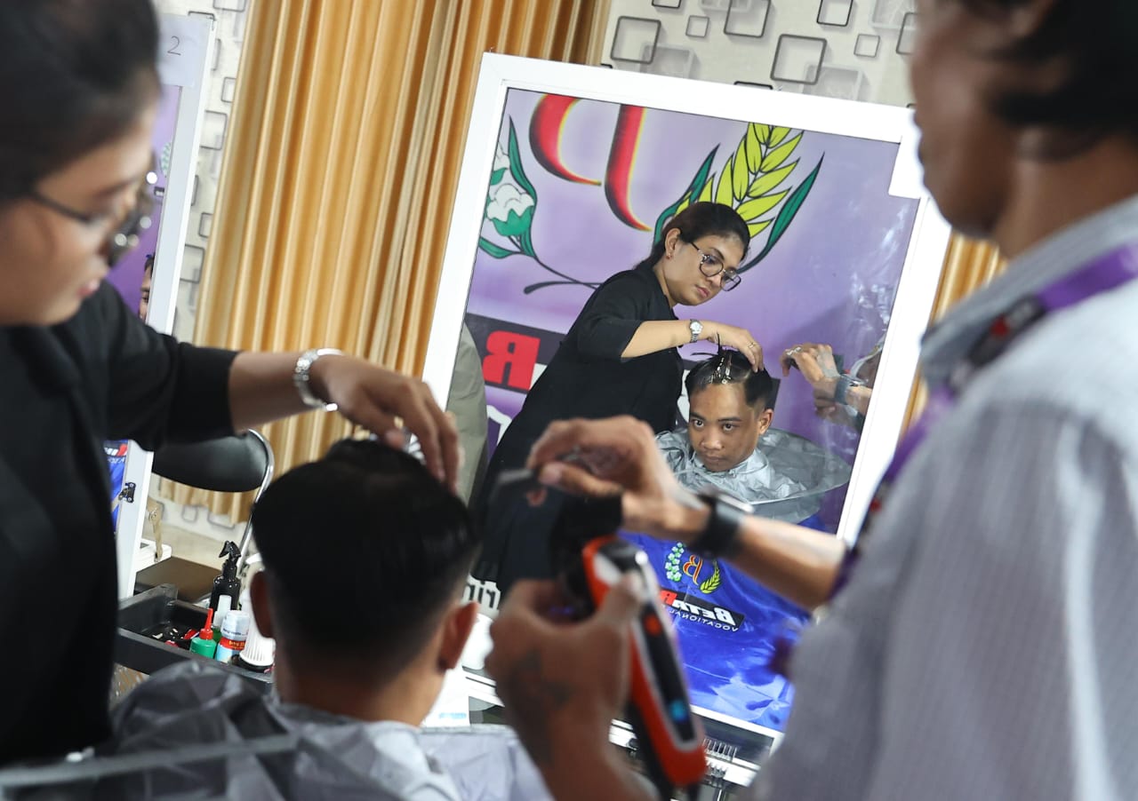 Peluang Kerja Tinggi, Peserta Dapat Pelatihan Delapan Teknik Haircut Terkini