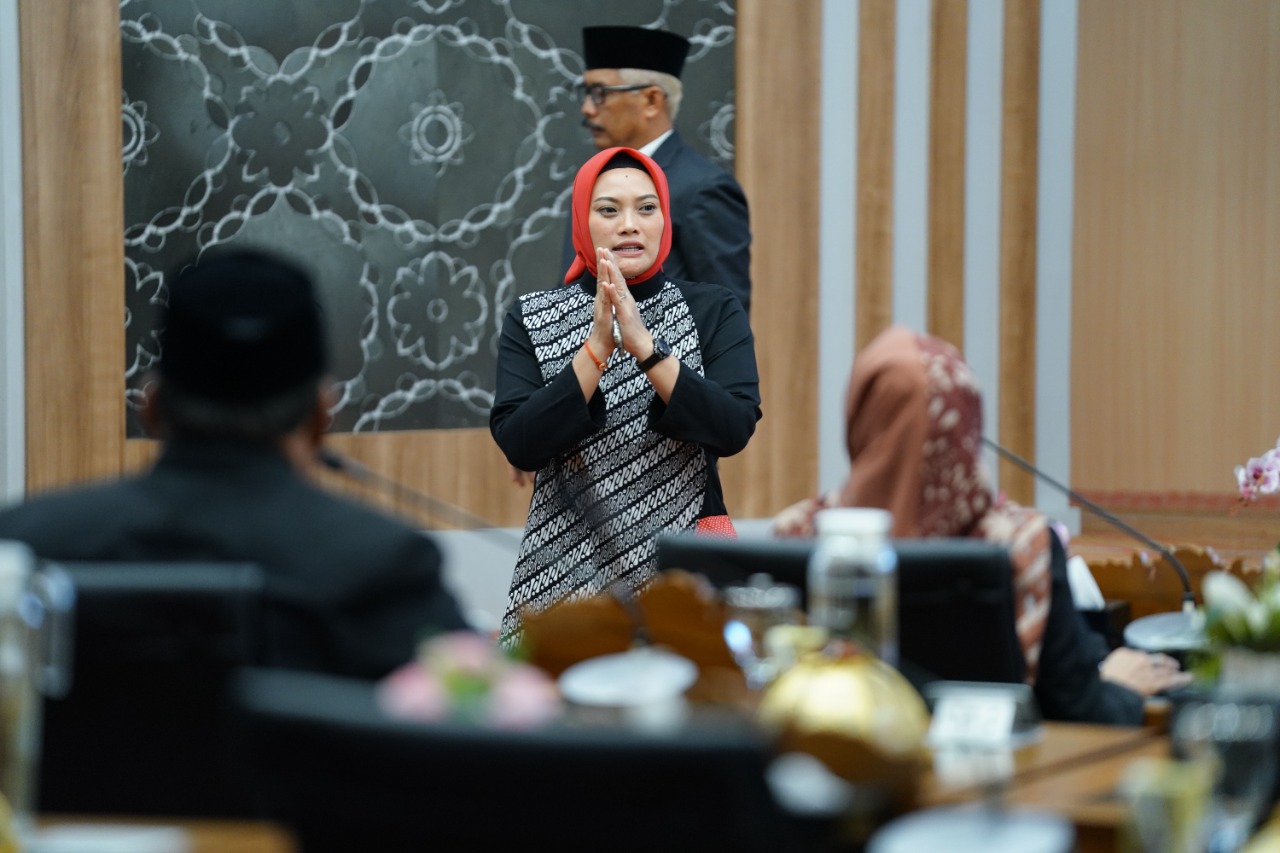 Foto 10 dari 10: Bahas Raperda Tahap IV, Eksekutif-Legislatif Gelar Rapat Paripurna