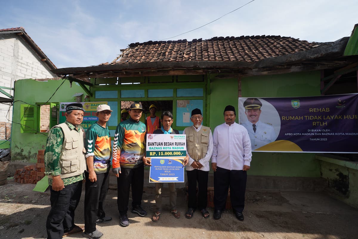 Foto 3 dari 9: Sembari Gowes, Wali Kota Resmikan RTH, Beri Bansos Disabilitas, Hingga Bantuan RTLH