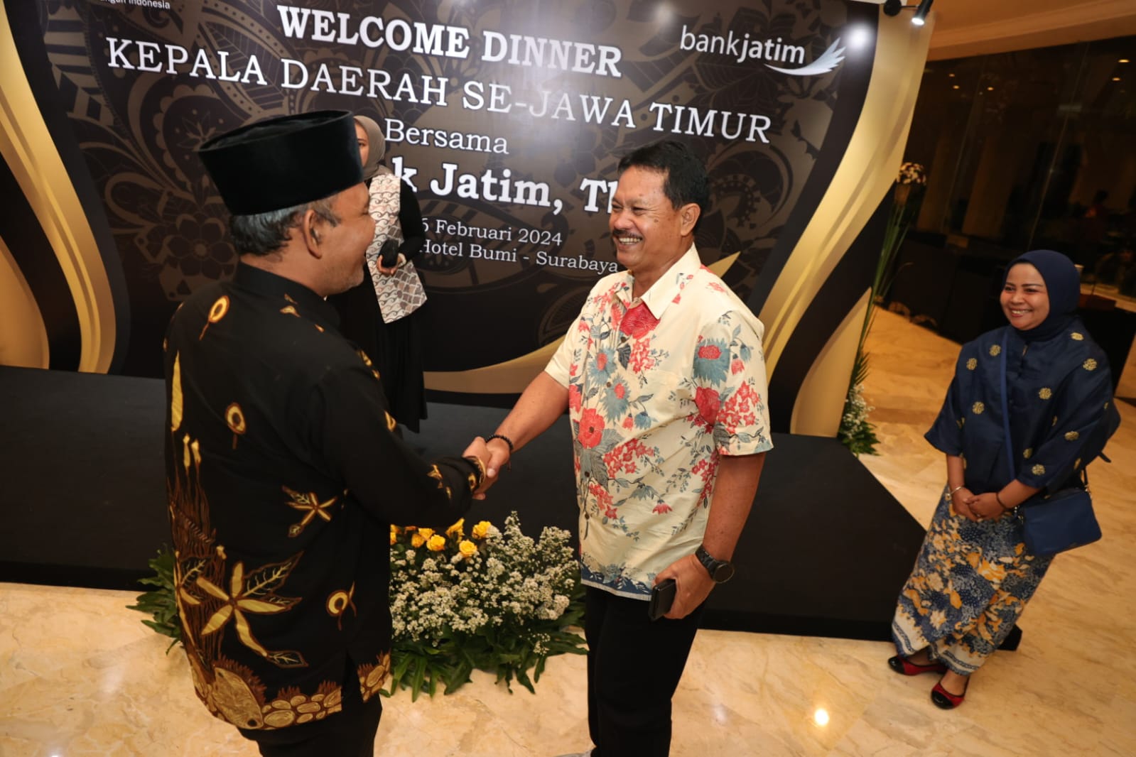 Foto 4 dari 9: Bersama Wagub Emil Dardak, Wali Kota Madiun Hadiri Gala Dinner RUPS Bank Jatim
