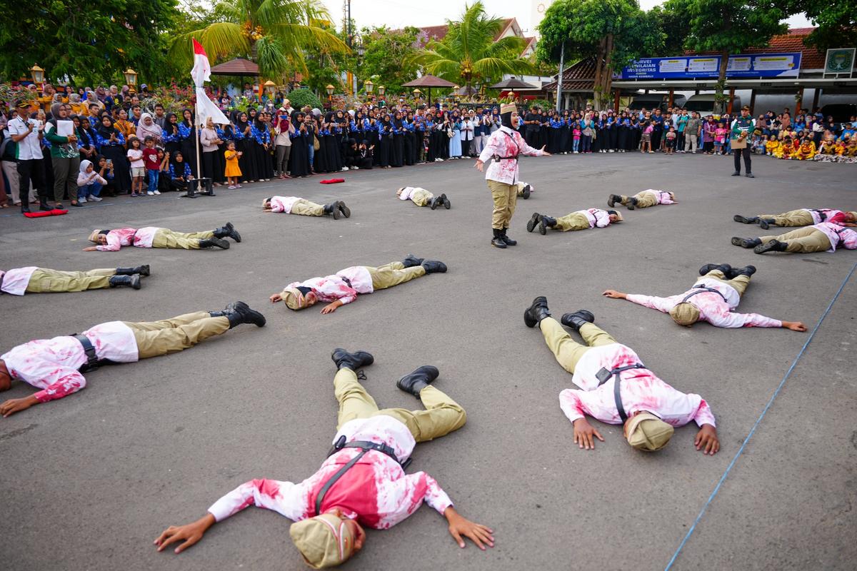 Foto 9 dari 16: Taruna Nada dan Pagaska Ramaikan Pusat Kota di Kala Senja
