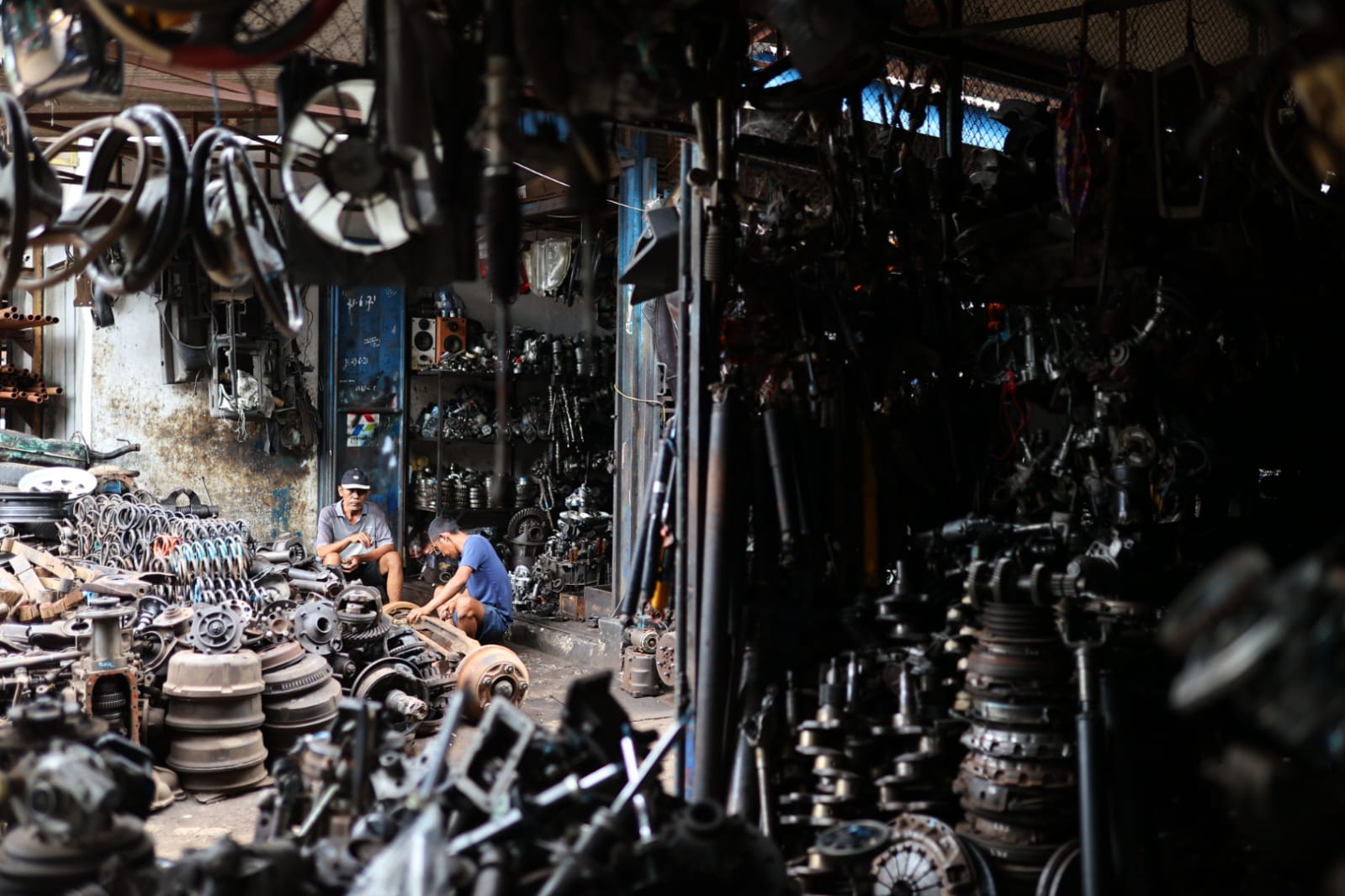 Foto 1 dari 8: Tak Hanya Tempat Jual-Beli Besi, Tetapi Juga Asyik Untuk Fotografi
