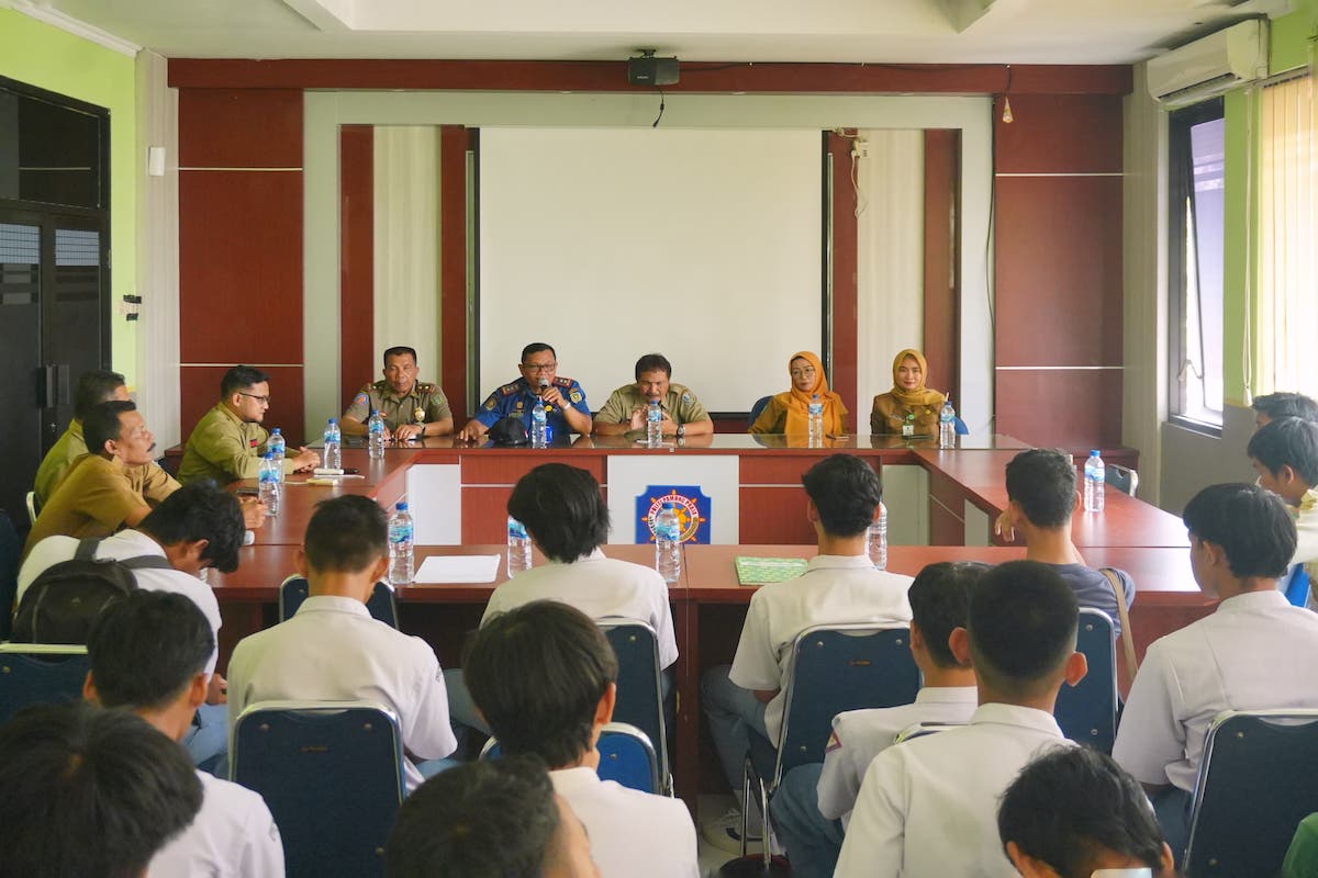 Foto 9 dari 9: Razia Gabungan, Petugas Dapati 20 Pelajar Bolos Sekolah