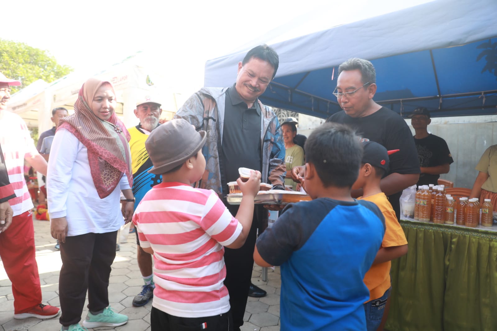 Foto 3 dari 14: Hadiri Peringatan HUT Gereja Mater Dei, Wali Kota Ikut Jalan Santai Hingga Borong Produk UMKM
