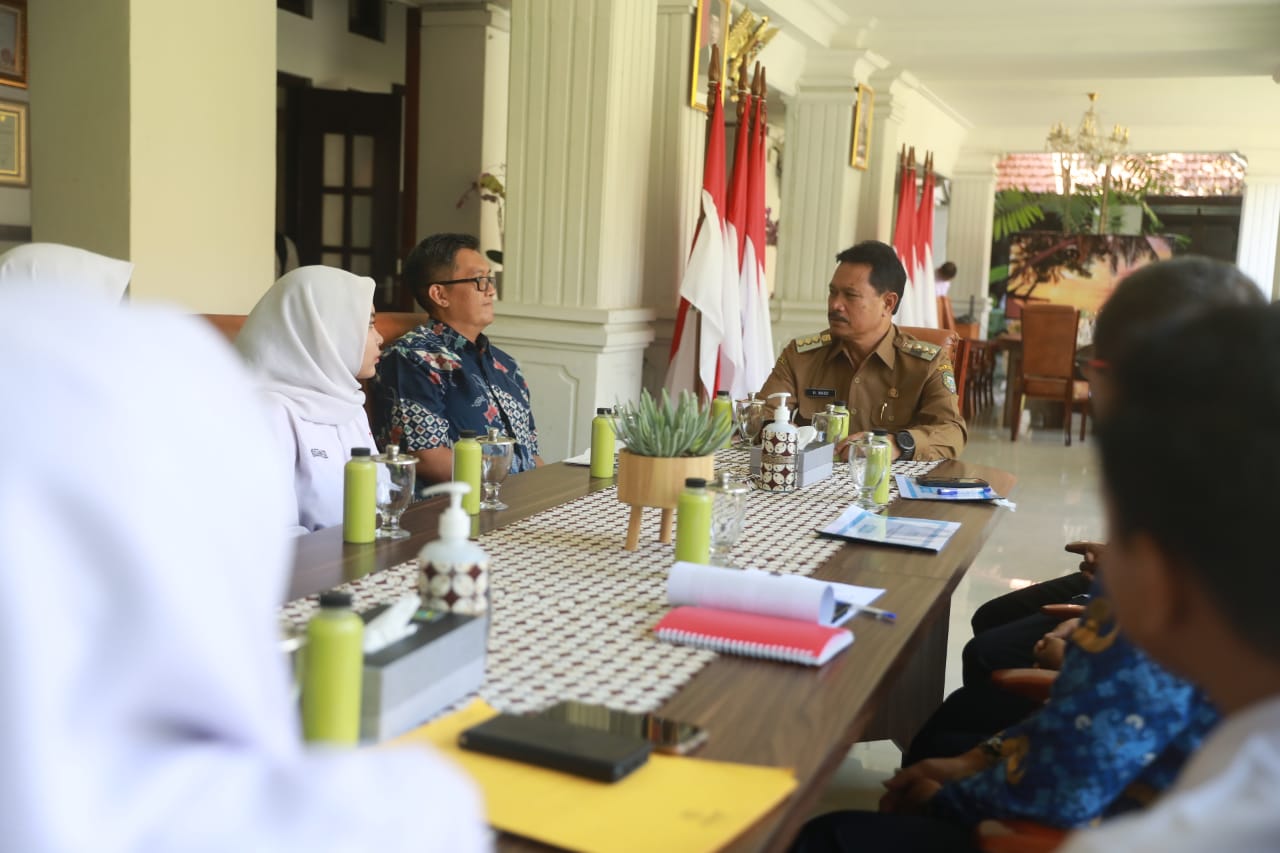 Foto 7 dari 8: Audiensi dengan Yayasan Bakti Marvin Zacky, Wali Kota Sampaikan Apresiasi atas Program Beasiswa Untuk Pelajar Kota