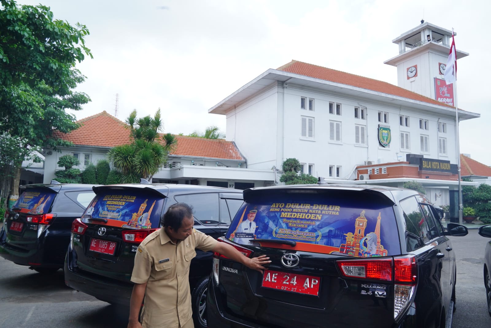 Foto 2 dari 2: Pakai Branding Khusus Sejak 2022, Mobil Plat Merah yang Terlibat Kecelakaan di Klaten Bukan Milik Pemkot Madiun