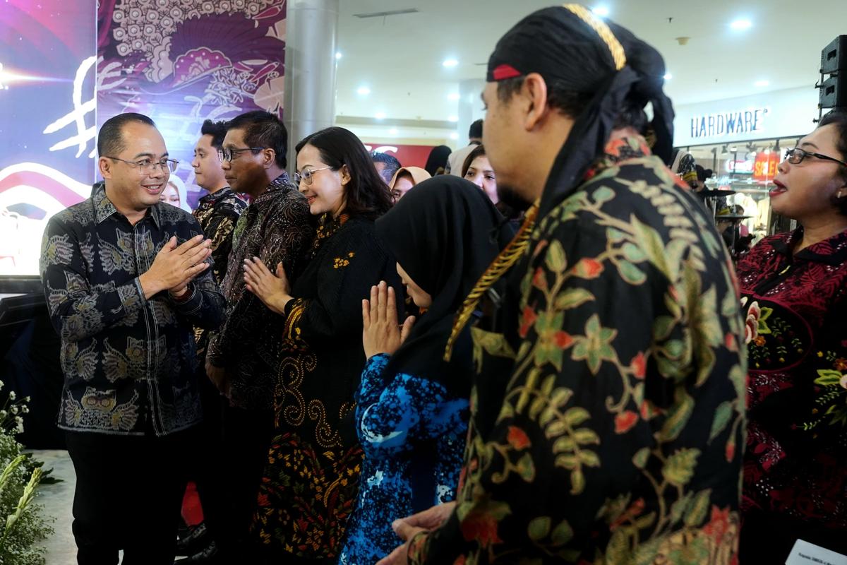Foto 7 dari 13: Buka Kemilau Batik Nusantara, Pj Wali Kota Ingin Batik Semakin Dikenal dan Dicintai