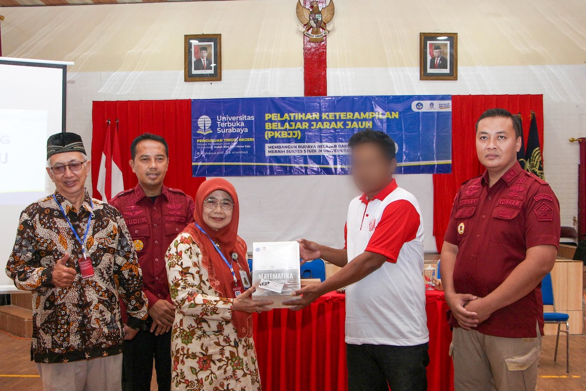 Foto 2 dari 3: Persiapan Kuliah Dari Lapas Semakin Matang, Hari Ini Warga Binaan Terima Buku Pembelajaran