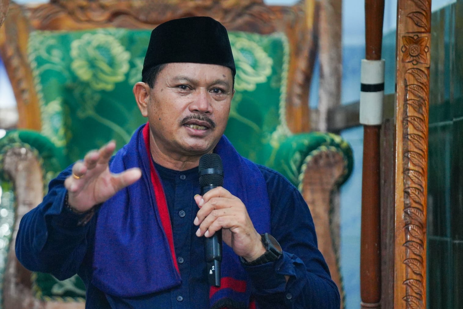 Foto 1 dari 10: Gelar Salat Isya di Masjid Baddal’ul Muttaqin, Wali Kota Sosialisasi Sekaligus Salurkan Bantuan ke Warga