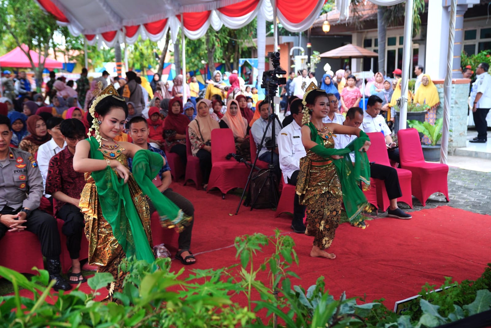 Foto 10 dari 10: Buka Bazar UMKM Di Manguharjo, Wali Kota Ajak Pengusaha Siap Sambut Pemudik