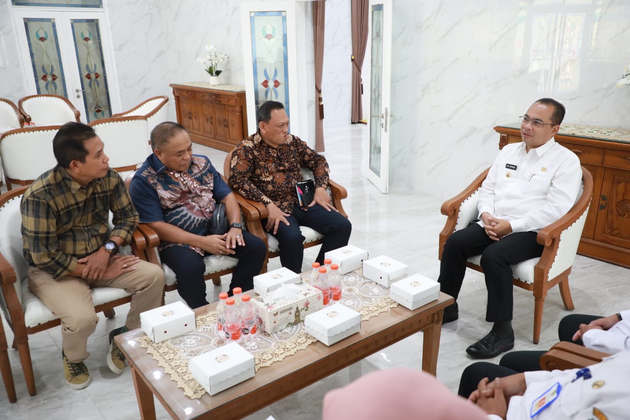 Foto 7 dari 8: Pertemuan dengan Tenaga Ahli, Jadi Ajang Silaturahmi Sekaligus Perkenalan dengan Pj Wali Kota Eddy