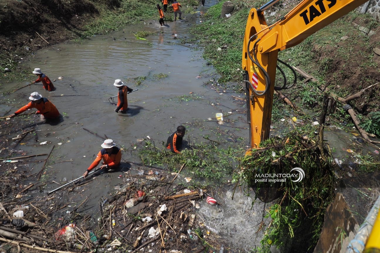 Foto 1 dari 8: Antisipasi Musim Penghujan, BPBD Bersih-Bersih Kali Piring