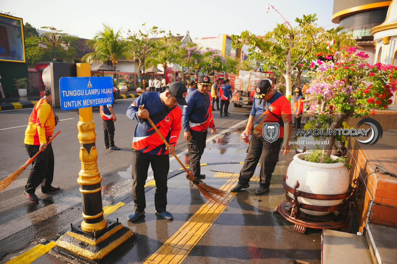 Foto 4 dari 14: Tak Sekadar Imbauan, Plt Wali Kota Turun Langsung Bersihkan Kawasan Pahlawan