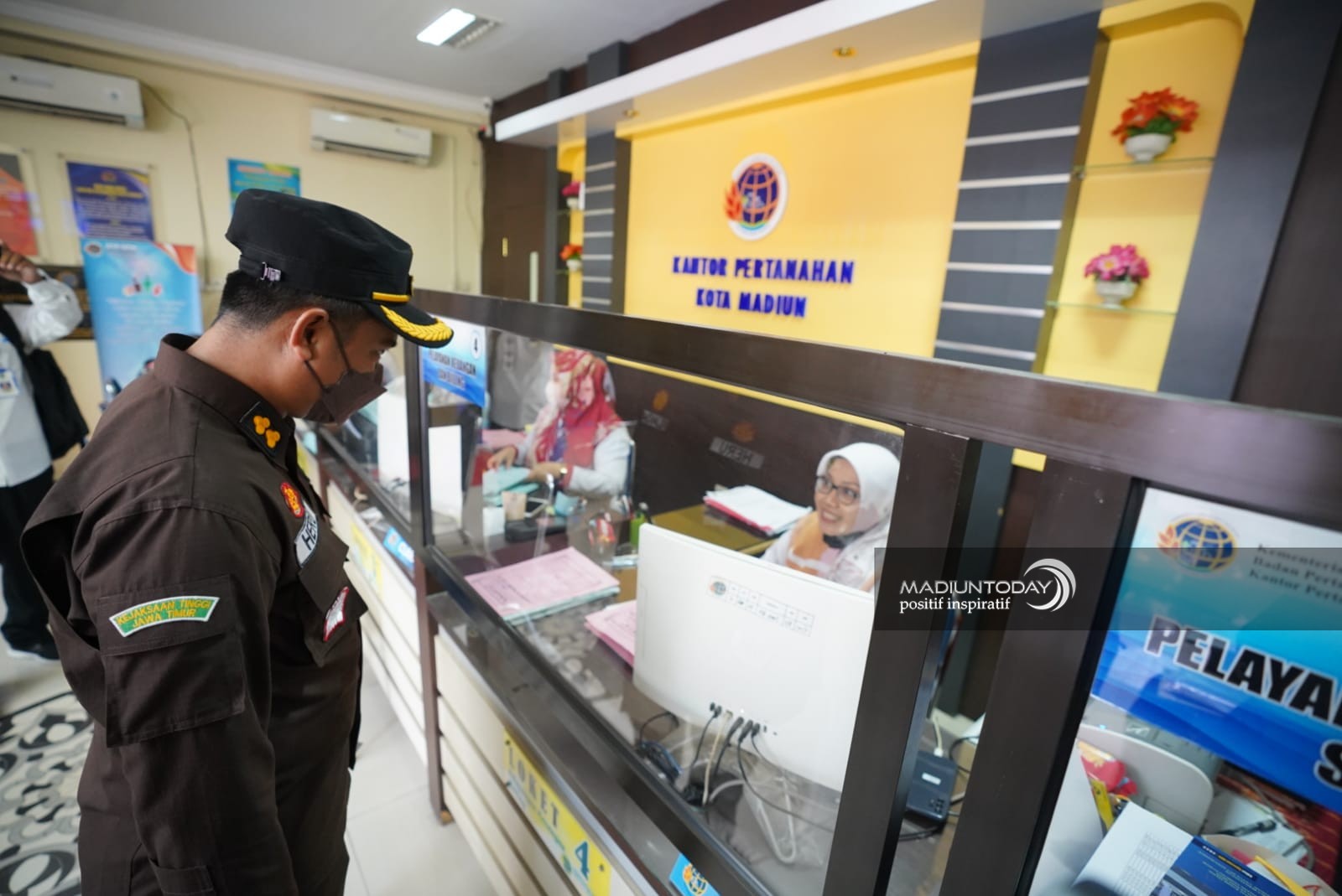 Foto utama berita: Tak Ada Laporan, Tim Saber Pungli Tetap Lakukan Sidak ke Kantor Pelayanan Publik
