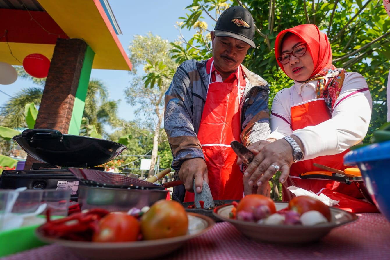 Foto 5 dari 9: Tinjau P2L Taman Asri, Wali Kota Panen Lele dan Sayur Mayur
