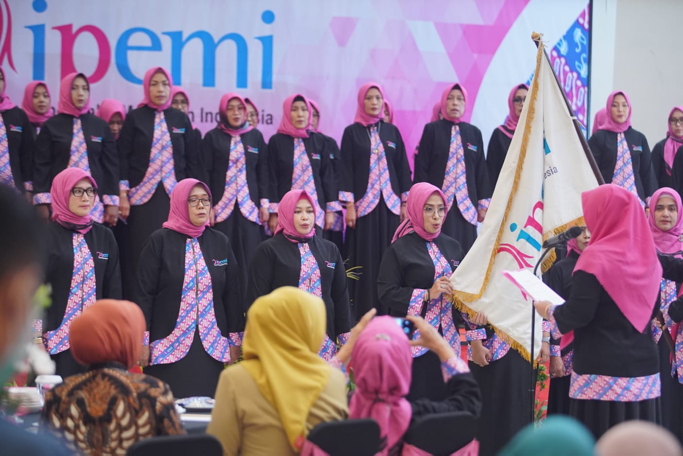 Foto 7 dari 10: Hadiri Pelantikan IPEMI, Wali Kota Pesan Tingkatkan Solidaritas Organisasi
