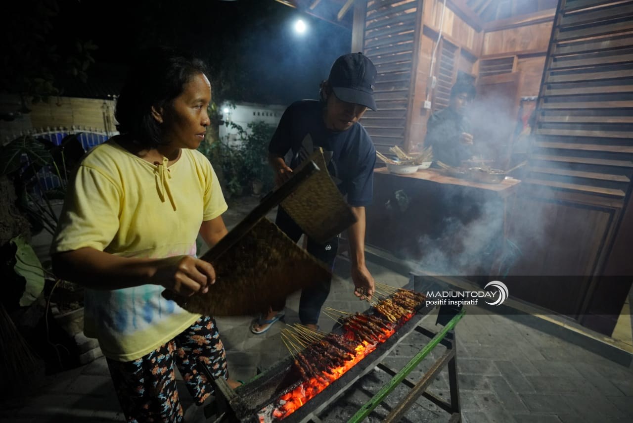 Foto 6 dari 8: 30 Tahun Berjualan, Sate Mbak Rum Makin Ramai Setelah Pindah di Lapak Kelurahan