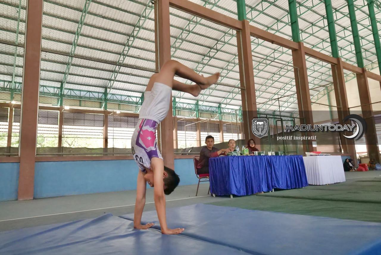 Foto 6 dari 13: Puluhan Pesenam Muda Kota Madiun Unjuk Aksi di Kejurkot Gymnastic 2026