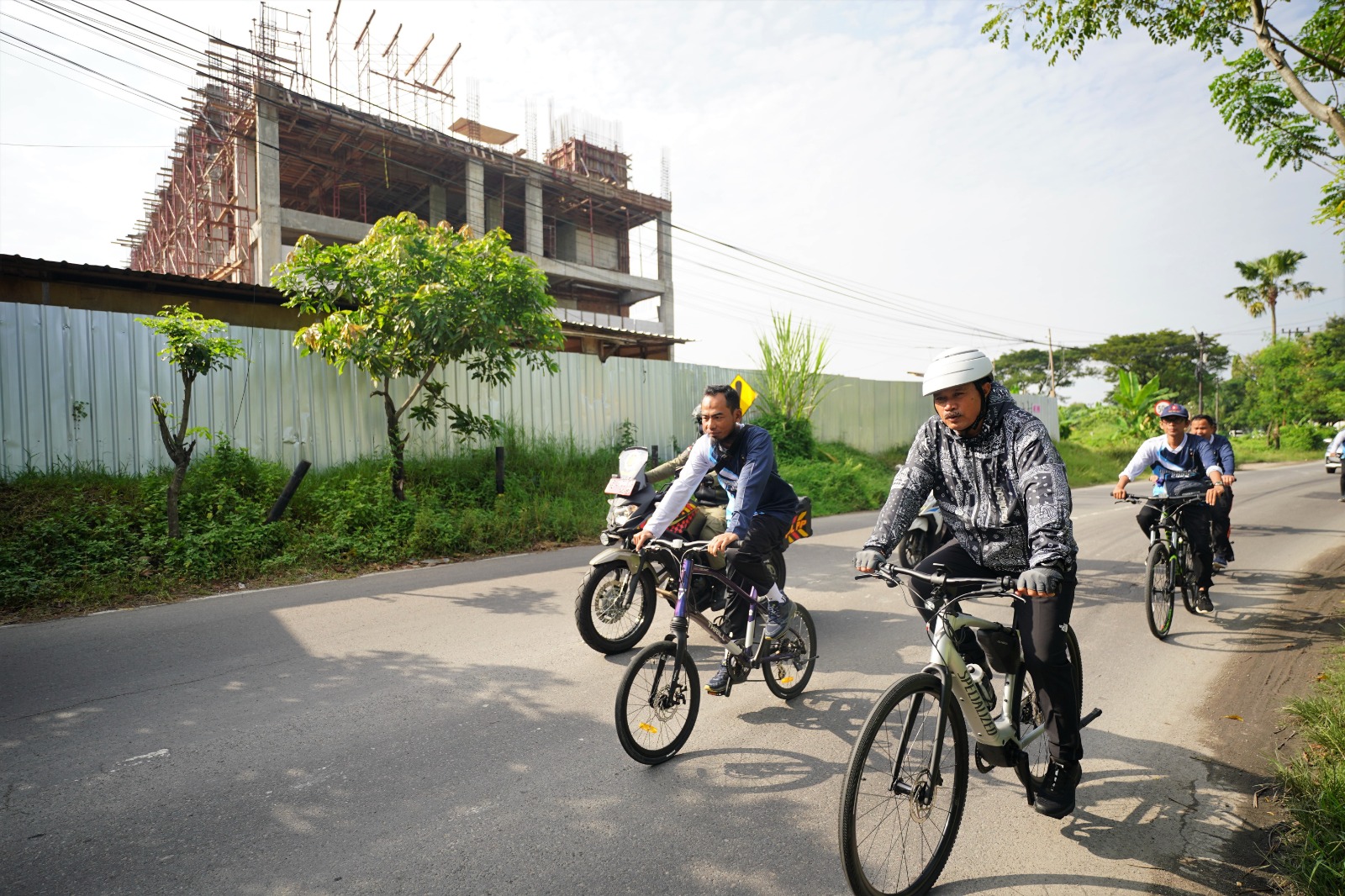 Foto 5 dari 10: Gowes Kota Kita Lagi, Wali Kota Ajak Masyarakat Aktif Jaga Ketentraman dan Ketertiban di Lingkungan