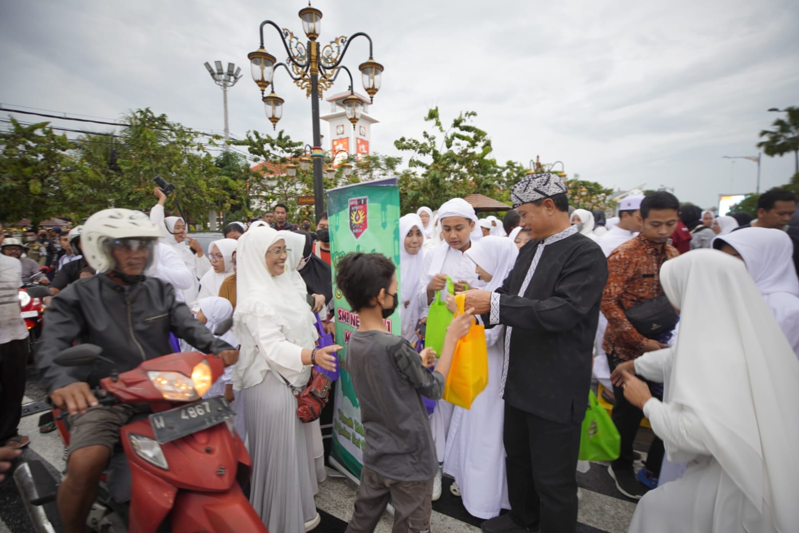Foto 3 dari 9: Manfaatkan Momen Ramadhan, SMPN 1 Ajak Siswa Berbagi Sesama Bersama Wali Kota