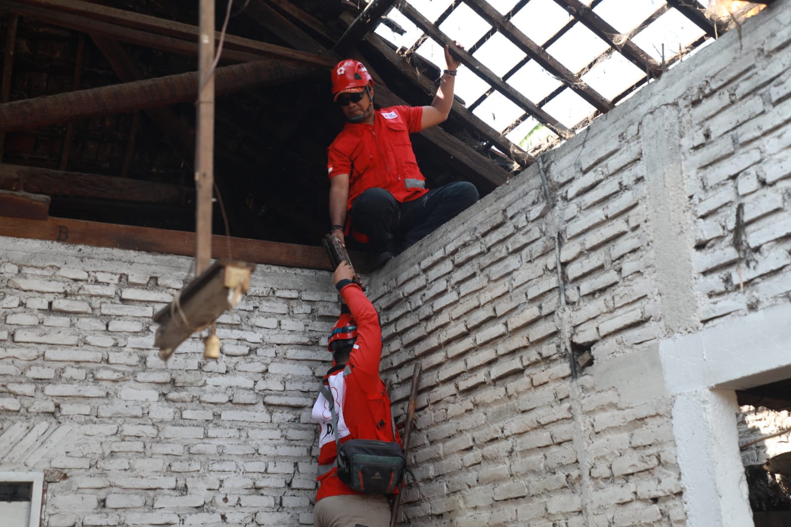 Foto 3 dari 11: Pj Walikota Serahkan Bantuan Kepada Korban Rumah Roboh